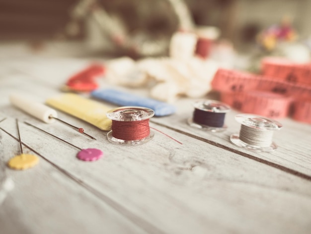 Atelier cu ace și fire pentru broderie