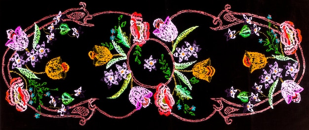 Detaliu model floral brodat